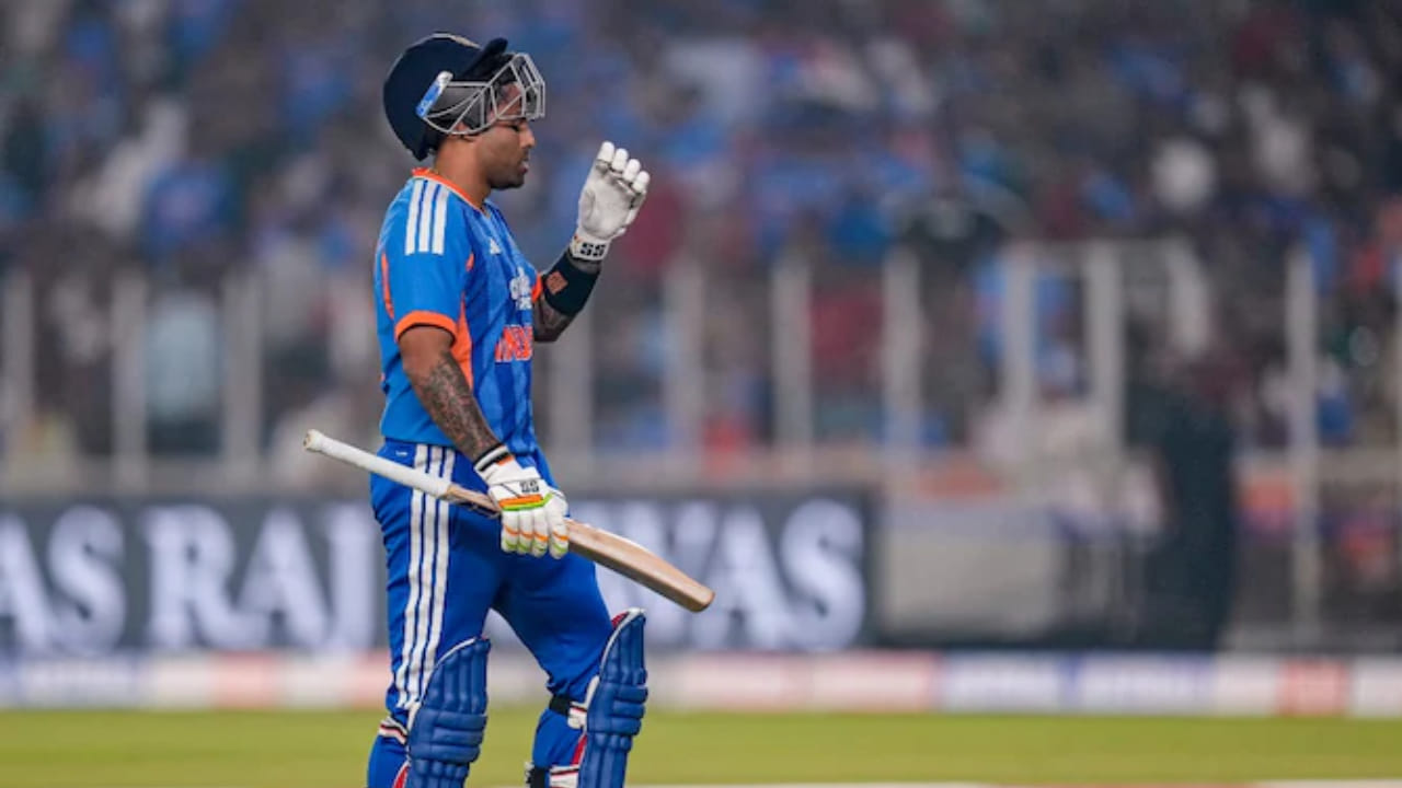 ಆದಾಗ್ಯೂ ಟೀಂ ಇಂಡಿಯಾದ ಟಿ20 ನಾಯಕ ಸೂರ್ಯಕುಮಾರ್ ಯಾದವ್​ಗೆ ಆಘಾತ ಎದುರಾಗಿದೆ. ಕಳಪೆ ಫಾರ್ಮ್​ನಿಂದ ಬಳಲುತ್ತಿರುವ ಸೂರ್ಯ, ಟಿ20 ಶ್ರೇಯಾಂಕದಲ್ಲಿ ಅಗ್ರ 10 ರಿಂದ ಹೊರಬಿದ್ದಿದ್ದಾರೆ. ಕಳೆದ ಎರಡು ವರ್ಷಗಳಿಂದ ಮೌನಕ್ಕೆ ಶರಣಾಗಿರುವ ಸೂರ್ಯ ಆಡಿರುವ 21 ಟಿ20 ಪಂದ್ಯಗಳಲ್ಲಿ 13 ಸರಾಸರಿಯಲ್ಲಿ ಕೇವಲ 218 ರನ್ ಗಳಿಸಿದ್ದಾರೆ. ಇದರಿಂದಾಗಿ ಸೂರ್ಯಕುಮಾರ್ ಯಾದವ್ ಟಿ20 ಶ್ರೇಯಾಂಕದಲ್ಲಿ ನಿರಂತರವಾಗಿ ಕುಸಿತ ಕಂಡಿದ್ದಾರೆ.