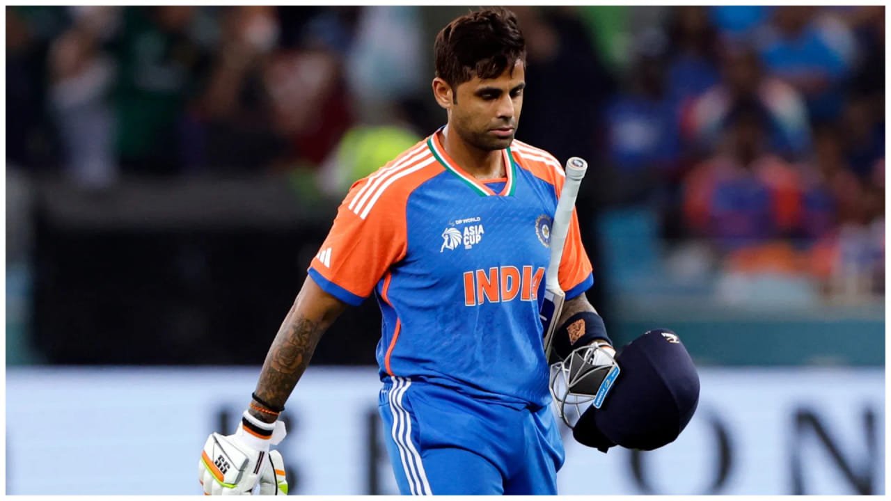 2026 ರ ಟಿ 20 ವಿಶ್ವಕಪ್ ಕೇವಲ ಎರಡು ತಿಂಗಳು ದೂರದಲ್ಲಿದೆ. ಆದರೆ ಹಾಲಿ ಚಾಂಪಿಯನ್ ಟೀಂ ಇಂಡಿಯಾ ಮಾತ್ರ ಈ ಮಿನಿ ವಿಶ್ವಸಮರಕ್ಕೆ ಇನ್ನು ಸಿದ್ಧವಾಗಿಲ್ಲ ಎಂದು ತೋರುತ್ತಿದೆ. ಹೀಗೆ ಹೇಳಲು ಕಾರಣ ತಂಡದ ನಾಯಕ ಸೂರ್ಯಕುಮಾರ್ ಯಾದವ್. ಭಾರತ ಟಿ20 ತಂಡದ ನಾಯಕತ್ವವಹಿಸಿಕೊಂಡ ಬಳಿಕ ಸೂರ್ಯಕುಮಾರ್ ಯಾದವ್ ಅವರ ಪ್ರದರ್ಶನ ಹೇಳಿಕೊಳ್ಳುವಂತಿಲ್ಲ. ಇದು ತಂಡಕ್ಕೆ ಹೊಸ ತಲೆನೋವಾಗಿ ಪರಿಣಮಿಸಿದೆ.