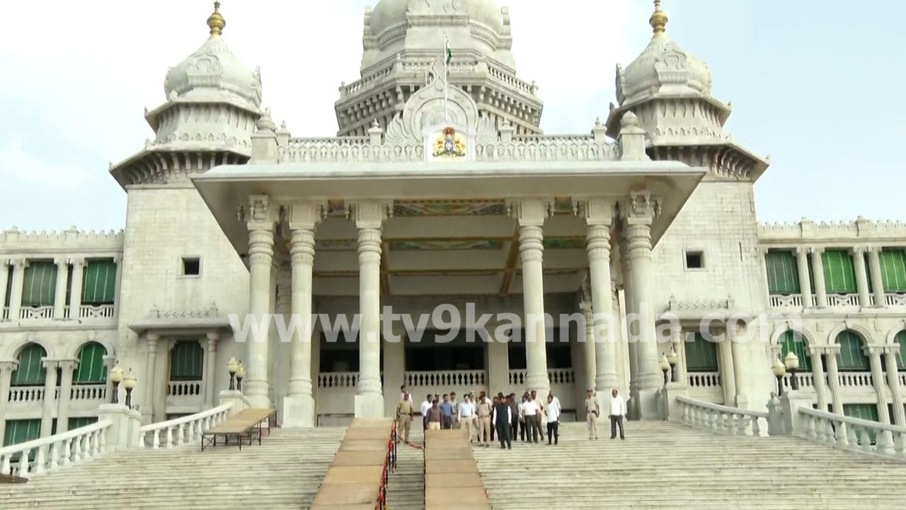 Belagavi Session: ಇಂದಿನಿಂದ ಚಳಿಗಾಲದ ಅಧಿವೇಶನ, ಬೆಳಗಾವಿಯಲ್ಲಿ ಬೀಡುಬಿಟ್ಟ ಇಡೀ ಸರ್ಕಾರ, ವಿಪಕ್ಷಗಳು Belagavi Session: ಇಂದಿನಿಂದ ಚಳಿಗಾಲದ ಅಧಿವೇಶನ, ಬೆಳಗಾವಿಯಲ್ಲಿ ಬೀಡುಬಿಟ್ಟ ಇಡೀ ಸರ್ಕಾರ, ವಿಪಕ್ಷಗಳು