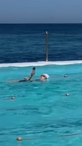 ಈಜುವಾಗಲೂ ಮೊಬೈಲ್ ಬಳಸಿದ ಮಹಿಳೆ; ವಿಡಿಯೋ ವೈರಲ್