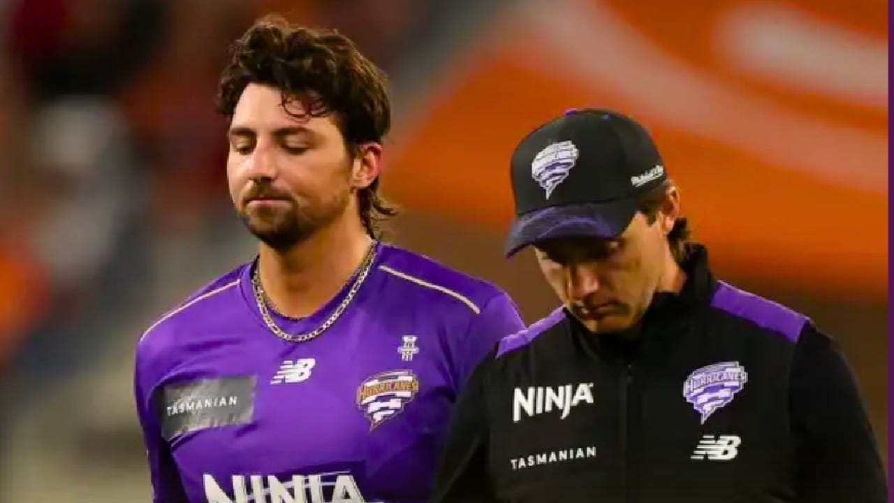 ಆಸ್ಟ್ರೇಲಿಯಾದಲ್ಲಿ ನಡೆಯುತ್ತಿರುವ ಬಿಗ್ ಬ್ಯಾಷ್​ ಲೀಗ್​ನಿಂದ ಸ್ಟಾರ್ ಆಟಗಾರ ಟಿಮ್ ಡೇವಿಡ್ (Tim David) ಹೊರಬಿದ್ದಿದ್ದಾರೆ. ಪರ್ತ್​ನಲ್ಲಿ ನಡೆದ ಬಿಗ್ ಬ್ಯಾಷ್ ಲೀಗ್​ನ 12ನೇ ಪಂದ್ಯದಲ್ಲಿ ಹೋಬರ್ಟ್ ಹರಿಕೇನ್ಸ್ ಪರ ಕಣಕ್ಕಿಳಿದಿದ್ದ ಟಿಮ್ ಡೇವಿಡ್ ಬ್ಯಾಟಿಂಗ್ ವೇಳೆ ಮಂಡಿರಜ್ಜು ಗಾಯಕ್ಕೆ ಒಳಗಾಗಿದ್ದರು.