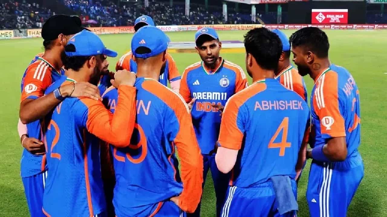 ಭಾರತ ಮತ್ತು ಸೌತ್ ಆಫ್ರಿಕಾ (IND vs SA) ನಡುವಣ ಏಕದಿನ ಸರಣಿ ಮುಕ್ತಾಯದ ಬೆನ್ನಲ್ಲೇ ಉಭಯ ತಂಡಗಳ ನಡುವಣ ಟಿ20 ಸರಣಿ ಶುರುವಾಗಲಿದೆ. ಡಿಸೆಂಬರ್ 9 ರಿಂದ ಆರಂಭವಾಗಲಿರುವ ಈ ಸರಣಿಯ ಮೂಲಕ ಟೀಮ್ ಇಂಡಿಯಾದ ಸ್ಟಾರ್ ಆಲ್ರೌಂಡರ್ ಹಾರ್ದಿಕ್ ಪಾಂಡ್ಯ (Hardik Pandya) ಕಂಬ್ಯಾಕ್ ಮಾಡಲಿದ್ದಾರೆ.