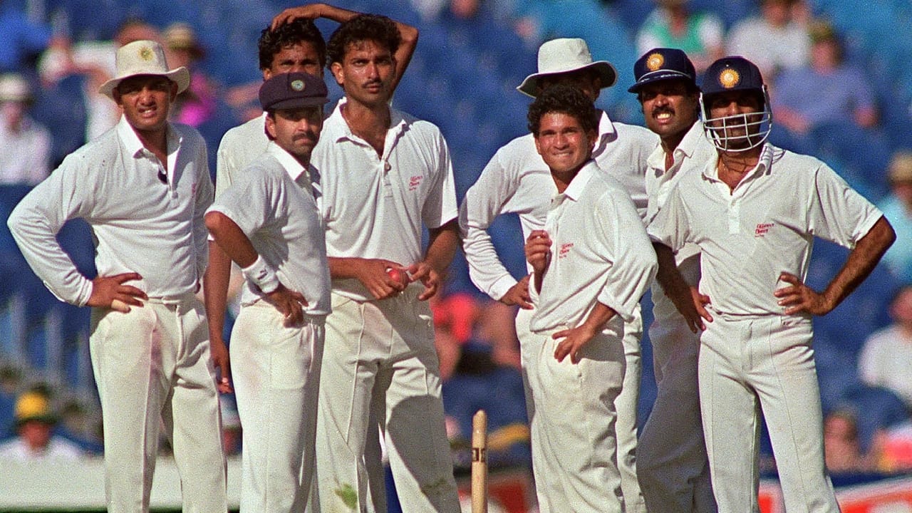 ಅಂದಹಾಗೆ ಟೆಸ್ಟ್ ಕ್ರಿಕೆಟ್​ನಲ್ಲಿ ಒಂದೇ ದಿನ ಅತ್ಯಧಿಕ ಕ್ಯಾಚ್ ಕೈ ಚೆಲ್ಲಿದ ಅತ್ಯಂತ ಹೀನಾಯ ದಾಖಲೆ ಟೀಮ್ ಇಂಡಿಯಾದ ಹೆಸರಿನಲ್ಲಿದೆ. 1985 ರಲ್ಲಿ ಕೊಲಂಬೊದಲ್ಲಿ ನಡೆದ ಶ್ರೀಲಂಕಾ ವಿರುದ್ಧದ ಟೆಸ್ಟ್ ಪಂದ್ಯದ ಮೊದಲ ದಿನದಾಟದಲ್ಲಿ ಭಾರತೀಯ ಫೀಲ್ಡರ್​ಗಳು ಬರೋಬ್ಬರಿ 7 ಕ್ಯಾಚ್​ಗಳನ್ನು ಕೈಚೆಲ್ಲಿದ್ದರು. ಇದೀಗ 5 ಕ್ಯಾಚ್​ಗಳನ್ನು ಕೈ ಬಿಡುವ ಮೂಲಕ ಇಂಗ್ಲೆಂಡ್ ತಂಡವು ಈ ಪಟ್ಟಿಯಲ್ಲಿ ದ್ವಿತೀಯ ಸ್ಥಾನ ಅಲಂಕರಿಸಿದೆ.