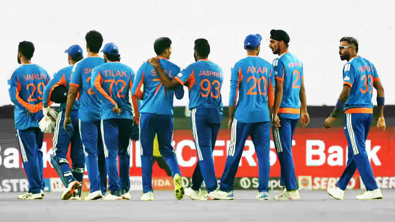 ಇದೀಗ ಮತ್ತೊಮ್ಮೆ ಸೌತ್ ಆಫ್ರಿಕಾ ತಂಡವನ್ನು ಕೇವಲ 74 ರನ್ ಗಳಿಗೆ ಮಕಾಡೆ ಮಲಗಿಸುವಲ್ಲಿ ಭಾರತೀಯ ಬೌಲರ್ಗಳು ಯಶಸ್ವಿಯಾಗಿದ್ದಾರೆ. ಈ ಮೂಲಕ ಸೌತ್ ಆಫ್ರಿಕಾ ತಂಡವನ್ನು ಮೂರು ಬಾರಿ ನೂರಕ್ಕಿಂತ ಕಡಿಮೆ ಮೊತ್ತಕ್ಕೆ ಆಲೌಟ್ ಮಾಡಿದ ವಿಶ್ವದ ಮೊದಲ ತಂಡವೆಂಬ ಹಿರಿಮೆಯನ್ನು ಟೀಮ್ ಇಂಡಿಯಾ ತನ್ನದಾಗಿಸಿಕೊಂಡಿದೆ.