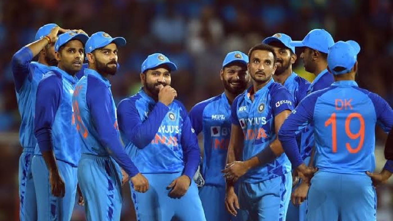 ಅಂದರೆ ಜನವರಿ ತಿಂಗಳಿಂದ ಭಾರತದಲ್ಲಿ ಕ್ರಿಕೆಟ್ ಹಬ್ಬ ಶುರುವಾಗಲಿದೆ. ಮೊದಲಿಗೆ ವುಮೆನ್ಸ್ ಪ್ರೀಮಿಯರ್ ಲೀಗ್ ನಡೆದರೆ, ಅದರ ಬೆನ್ನಲ್ಲೇ ಟಿ೨೦ ವಿಶ್ವಕಪ್ ಆರಂಭವಾಗಲಿದೆ. ಟಿ೨೦ ವಿಶ್ವಕಪ್ ಮುಕ್ತಾಯದ ವಾರಗಳ ಬಳಿಕ ಐಪಿಎಲ್ ಶುರುವಾಗಲಿದೆ. ಅಂದರೆ 5 ತಿಂಗಳುಗಳ ಕಾಲ ಕ್ರಿಕೆಟ್ ಪ್ರೇಮಿಗಳಿಗೆ ಮನರಂಜನೆಯ ರಸದೌತಣ ಸಿಗುವುದು ಖಚಿತ.