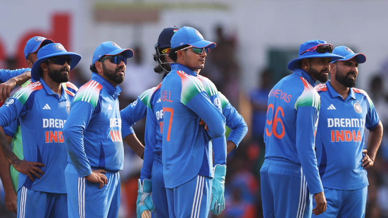 ಮೂರು ಪಂದ್ಯಗಳ ಏಕದಿನ ಸರಣಿಯಲ್ಲಿ ಟೀಮ್ ಇಂಡಿಯಾದ ಮೂವರು ಆಟಗಾರರು ಕಾಣಿಸಿಕೊಳ್ಳುವುದಿಲ್ಲ ಎಂದು ವರದಿಯಾಗಿದೆ. ಈ ಮೂವರಲ್ಲಿ ಇಬ್ಬರಿಗೆ ವಿಶ್ರಾಂತಿ ನೀಡಲಾಗುತ್ತಿದ್ದರೆ, ಒಬ್ಬರನ್ನು ತಂಡದಿಂದ ಕೈ ಬಿಡಲು ಆಯ್ಕೆ ಸಮಿತಿ ನಿರ್ಧರಿಸಿದೆ ಎಂದು ವರದಿಯಲ್ಲಿ ತಿಳಿಸಲಾಗಿದೆ. ಅದರಂತೆ ನ್ಯೂಝಿಲೆಂಡ್ ವಿರುದ್ಧದ ಏಕದಿನ ಸರಣಿಯಿಂದ ಹೊರಗುಳಿಯಲಿರುವ ಆಟಗಾರರು ಯಾರೆಂದರೆ...