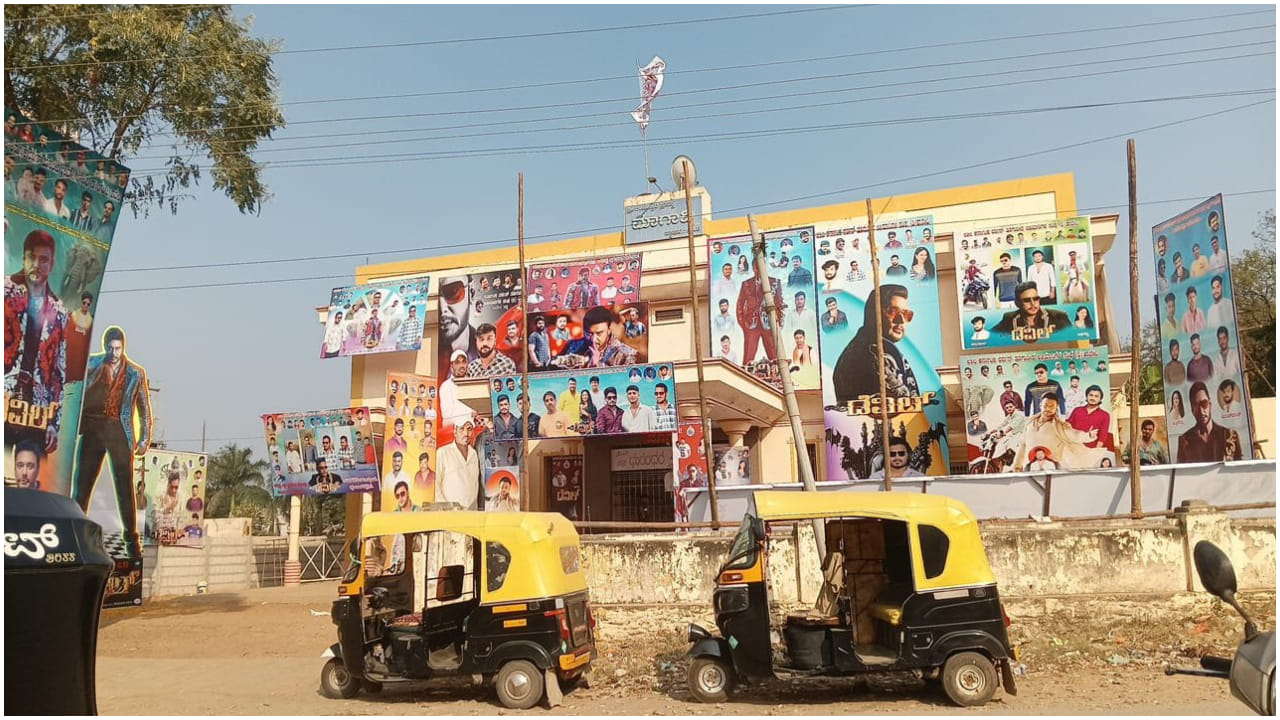 ‘ಕಾಟೇರ’ ಸಿನಿಮಾದ ಸೂಪರ್ ಸಕ್ಸಸ್ ನಂತರ ದರ್ಶನ್ ಮಾಡಿದ ಸಿನಿಮಾ ‘ದಿ ಡೆವಿಲ್’. ಆ ಕಾರಣದಿಂದಲೂ ಅಭಿಮಾನಿಗಳಿಗೆ ಸಖತ್ ನಿರೀಕ್ಷೆ ಮೂಡಿದೆ. ಆರಂಭದಿಂದಲೇ ಈ ಸಿನಿಮಾ ಹೈಪ್ ಸೃಷ್ಟಿಸಿತ್ತು.