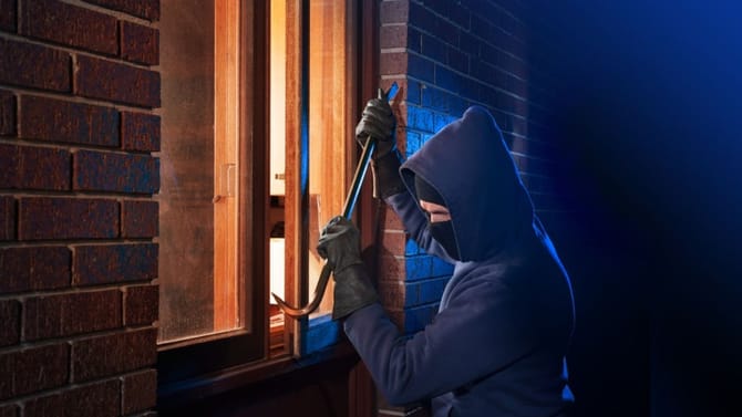 ಕಳ್ಳರ ಕರಾಮತ್ತಿಗೆ ಸ್ವಂತ ಸೂರಿನ ಕನಸು ಕಂಡಿದ್ದ ಕುಟುಂಬ ಕಂಗಾಲು