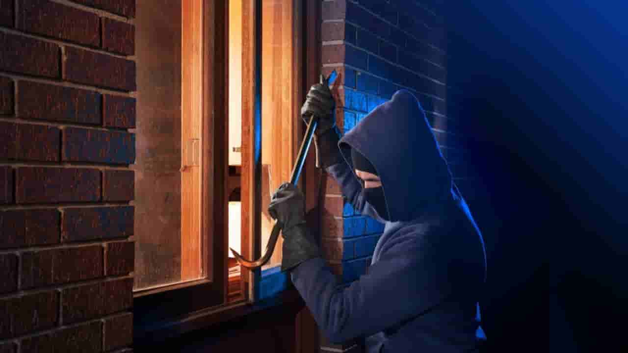 ಕಳ್ಳರ ಕರಾಮತ್ತಿಗೆ ಸ್ವಂತ ಸೂರಿನ ಕನಸು ಕಂಡಿದ್ದ ಕುಟುಂಬ ಕಂಗಾಲು: ಮನೆ ಬಾಗಿಲು ಮುರಿದು ಚಿನ್ನ, ಹಣ ದರೋಡೆ