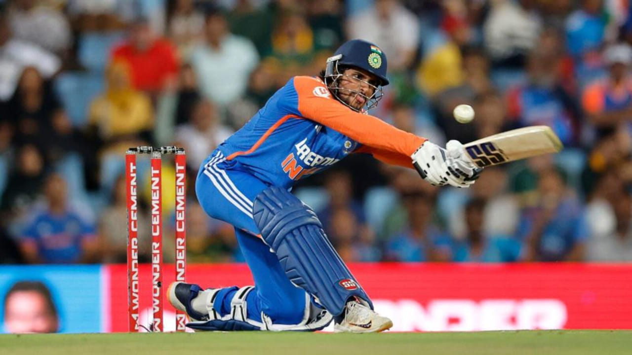 ಹಾಗೆಯೇ ತಿಲಕ್ ವರ್ಮಾ 1,000 ರನ್‌ಗಳನ್ನು ವೇಗವಾಗಿ ತಲುಪಿದ ಐದನೇ ಭಾರತೀಯ ಬ್ಯಾಟ್ಸ್‌ಮನ್ ಎಂಬ ಹೆಗ್ಗಳಿಕೆಗೆ ಪಾತ್ರರಾಗಿದ್ದಾರೆ. ವಿರಾಟ್ ಕೊಹ್ಲಿ 27 ಇನ್ನಿಂಗ್ಸ್‌ಗಳಲ್ಲಿ ಈ ಮೈಲಿಗಲ್ಲು ತಲುಪುವ ಮೂಲಕ ಪಟ್ಟಿಯಲ್ಲಿ ಅಗ್ರಸ್ಥಾನದಲ್ಲಿದ್ದಾರೆ. ಅಭಿಷೇಕ್ ಶರ್ಮಾ 28 ಇನ್ನಿಂಗ್ಸ್‌ಗಳೊಂದಿಗೆ ಪಟ್ಟಿಯಲ್ಲಿ ಎರಡನೇ ಸ್ಥಾನದಲ್ಲಿದ್ದಾರೆ. 