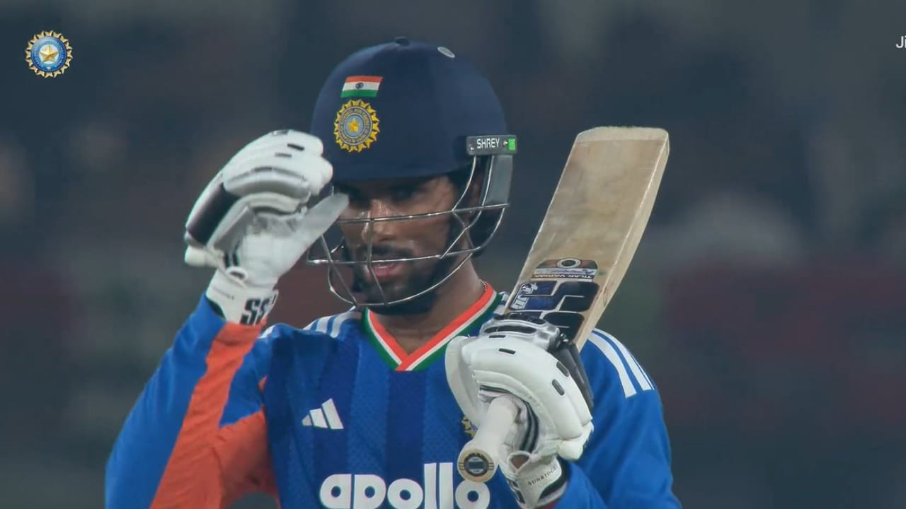 ಟಿ20 ಕ್ರಿಕೆಟ್​ನಲ್ಲಿ ತಿಲಕ್ ವಿಶೇಷ ಮೈಲಿಗಲ್ಲು ದಾಟಿದರು ಈ ಪಂದ್ಯದಲ್ಲಿ ಅವರ ಬ್ಯಾಟಿಂಗ್ ತೀರ ನಿಧಾನಗತಿಯಲ್ಲಿತ್ತು. ತಮ್ಮ ಇನ್ನಿಂಗ್ಸ್​ನಲ್ಲಿ ಬರೋಬ್ಬರಿ 32 ಎಸೆತಗಳನ್ನು ಎದುರಿಸಿದ ತಿಲಕ್ ಎರಡು ಬೌಂಡರಿ ಮತ್ತು ಒಂದು ಸಿಕ್ಸರ್ ಸೇರಿದಂತೆ ಕೇವಲ 26 ರನ್ ಗಳಿಸಿ ಔಟಾದರು. ಆದಾಗ್ಯೂ ಈ ಪಂದ್ಯದಲ್ಲಿ ಅವರು ಬಾರಿಸಿದ ಸಿಕ್ಸರ್ ನೇರವಾಗಿ ಮೈದಾನದಿಂದ ಹೊರಗೆ ಹೋಗಿ ಬಿದ್ದಿದ್ದು, ಅಭಿಮಾನಿಗಳಿಗೆ ಬರಪೂರ ಮನರಂಜನೆ ನೀಡಿತು.