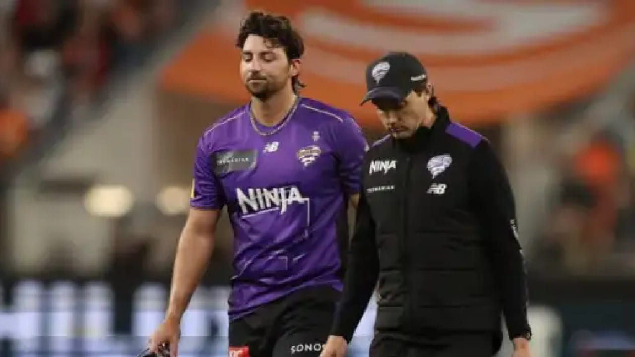 ಆರ್​ಸಿಬಿ ತಂಡದ ಪ್ರಮುಖ ಆಟಗಾರ ಟಿಮ್ ಡೇವಿಡ್ ಬಿಗ್ ಬ್ಯಾಷ್ ಲೀಗ್ ಪಂದ್ಯದ ವೇಳೆ ಗಂಭೀರವಾಗಿ ಗಾಯಗೊಂಡಿದ್ದಾರೆ. ಪರ್ತ್​ನಲ್ಲಿ ನಡೆದ ಬಿಗ್ ಬ್ಯಾಷ್ ಲೀಗ್​ನ 12ನೇ ಪಂದ್ಯದಲ್ಲಿ  ಹೋಬರ್ಟ್ ಹರಿಕೇನ್ಸ್ ಪರ ಕಣಕ್ಕಿಳಿದಿದ್ದ ಟಿಮ್ ಡೇವಿಡ್ ಬ್ಯಾಟಿಂಗ್ ವೇಳೆ ಮಂಡಿರಜ್ಜು ಗಾಯಕ್ಕೆ ಒಳಗಾಗಿದ್ದಾರೆ. ಈ ಗಾಯದ ಕಾರಣ ಟಿಮ್ ಡೇವಿಡ್ ಅರ್ಧದಲ್ಲೇ ಬ್ಯಾಟಿಂಗ್ ನಿಲ್ಲಿಸಿ ಪೆವಿಲಿಯನ್​ಗೆ ಮರಳಿದ್ದಾರೆ. 