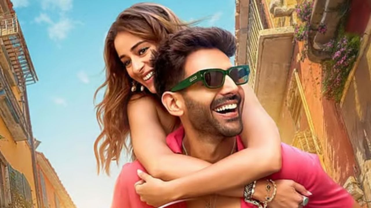 ಕಾರ್ತಿಕ್ ಆರ್ಯನ್, ಅನನ್ಯಾ ಪಾಂಡೆ ಹಾಗೂ ಇತರರು ನಟಿಸಿರುವ ‘ತೂ ಮೇರಿ ಮೇ ತೆರಾ, ಮೇ ತೇರಿ, ತೂ ಮೇರ’ ಸಿನಿಮಾ ಸಹ ಇದೇ ತಿಂಗಳು ಬಿಡುಗಡೆ ಆಗುತ್ತಿದೆ. ಈ ಸಿನಿಮಾ ಡಿಸೆಂಬರ್ 25ಕ್ಕೆ ತೆರೆಗೆ ಬರಲಿದೆ.