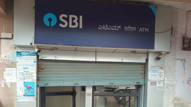 ಮದ್ಯದ ನಶೆಯಲ್ಲಿ ಕುಡುಕನ ಹುಚ್ಚಾಟ: ಎಟಿಎಂಗೆ ನುಗ್ಗಿ ಎಲ್ಲ ಪೀಸ್​​ ಪೀಸ್​​