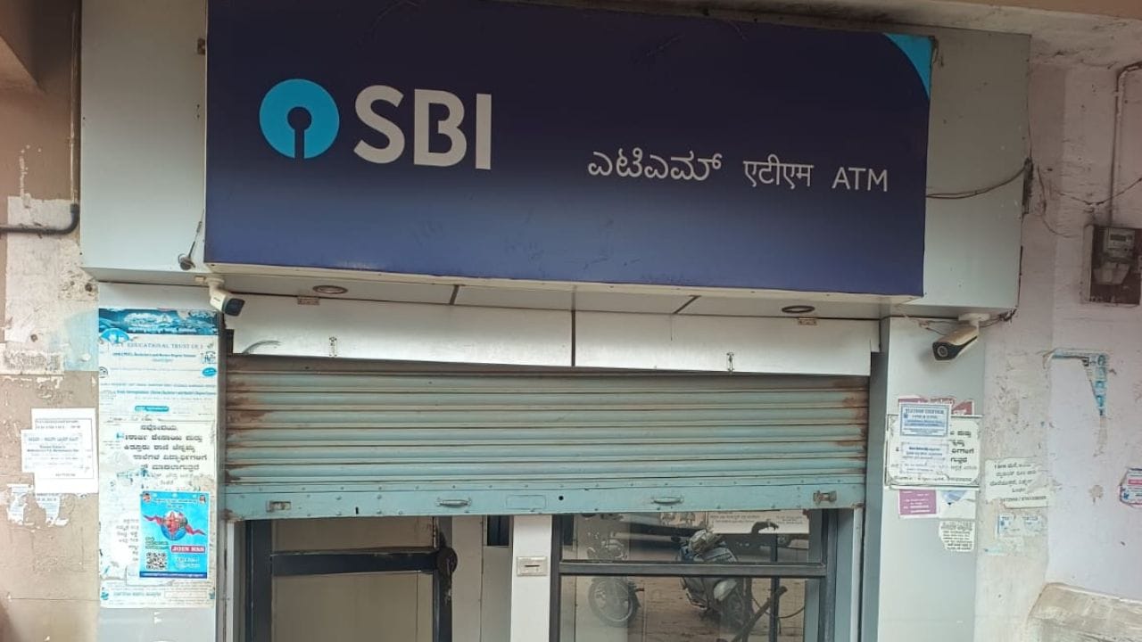 ಮದ್ಯದ ನಶೆಯಲ್ಲಿ ಕುಡುಕನ ಹುಚ್ಚಾಟ: ಎಟಿಎಂಗೆ ನುಗ್ಗಿ ದಾಂಧಲೆ, ಎಲ್ಲ ಪೀಸ್​​ ಪೀಸ್​​