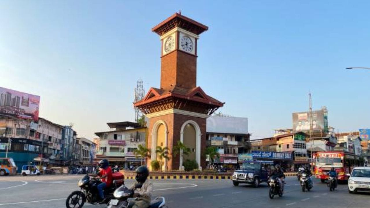  ಕರಾವಳಿ ಭಾಗವಾದ ಮಂಗಳೂರಿನಲ್ಲೂ ಕೂಡ ಗಾಳಿಯ ಗುಣಮಟ್ಟ 94ಕ್ಕೆ ಬಂದಿದೆ. ಆದರೆ ಕಳೆದ ವಾರಕ್ಕಿಂತ ಸ್ವಲ್ಪ ಅಂದರೆ ಶೇಕಾಡ 2ರಷ್ಟು ಹೆಚ್ಚಾಗಿದೆ. ಯಾವುದೇ ಗಮನಾರ್ಹವಾದ ಇಳಿಕೆಯನ್ನು ಕಂಡಿಲ್ಲ. ಇನ್ನು ಇದು ಕರಾವಳಿ ಪ್ರದೇಶವಾದ ಕಾರಣ ಇಲ್ಲಿ ಅಷ್ಟೊಂದು ಧೂಳು, ವಾಹನ ದಟ್ಟಣೆ ಇರುವುದಿಲ್ಲ. 
