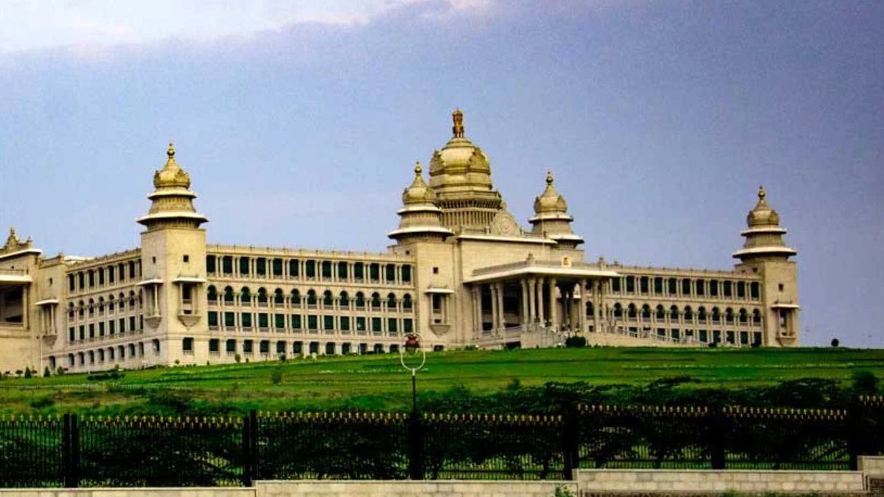 ಬೆಳಗಾವಿಯಲ್ಲಿ ಗಾಳಿ ಗುಣಮಟ್ಟ 108ಕ್ಕೆ ಇಳಿದಿದೆ. ಇದು ಕೂಡ ಅಪಾಯ ಮಟ್ಟಕ್ಕೆ ತಲುಪುವ ಮುನ್ಸೂಚನೆ. ಇಲ್ಲಿ ಧೂಳು, ಹಾಗೂ ವಾಹನ ದಟ್ಟಣೆಯಿಂದ ಈ ಸ್ಥಿತಿ ಬಂದಿದೆ. ಬೆಳಗಾವಿಯಲ್ಲಿ ಈ ಹಿಂದೆ ಕೂಡ ಗಾಳಿ ಗುಣಮಟ್ಟ ಕಳಪೆಯಾಗಿತ್ತು. ಹಾಗಾಗಿ ಇಲ್ಲಿ ಕೂಡ ಜನ ಆರೋಗ್ಯದ ಬಗ್ಗೆ ಹೆಚ್ಚಿನ ಗಮನ ನೀಡಬೇಕು ಎಂದು ತಜ್ಞರು ಹೇಳಿದ್ದಾರೆ. 
