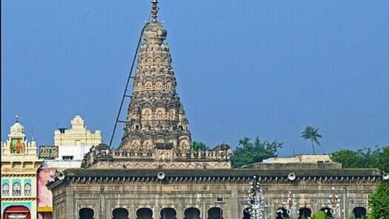 ಕಲಬುರ್ಗಿ ಕೂಡ ಇಂದು 105ಕ್ಕೆ ಗಾಳಿ ಮಟ್ಟಕ್ಕೆ ಇಳಿದಿದೆ. ಇದು ಕೂಡ ಅಪಾಯ ಮಟ್ಟ ಎಂದು ಹೇಳಲಾಗಿದೆ. ಇಲ್ಲಿ ಗಾಳಿಮಟ್ಟ ಇದೆ ಮೊದಲ ಬಾರಿ ಇಷ್ಟೊಂದು ಕಳಪೆ ತೋರಿಸುತ್ತಿದೆ. ಇಲ್ಲಿಯ ಜನ ಕೂಡ ತುಂಬಾ ಎಚ್ಚರಿಕೆಯಿಂದ ಇರಬೇಕು ಎಂದು ತಜ್ಞರು ಹೇಳಿದ್ದಾರೆ. 
