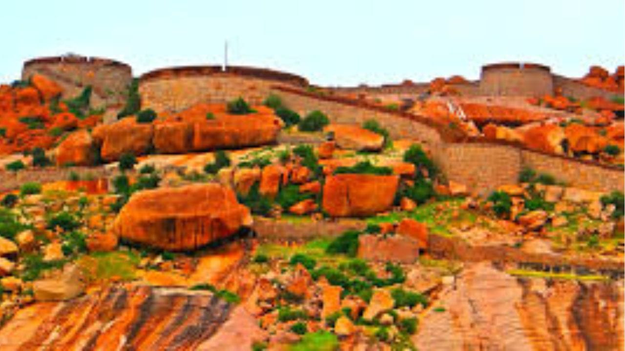 ಬಳ್ಳಾರಿ ಮಾತ್ರ ಬೆಂಗಳೂರಿನಂತೆ ತುಂಬಾ ಕಳಪೆಯ ಗಾಳಿಯ ಮಟ್ಟಕ್ಕೆ ತಲುಪುತ್ತಿದೆ. ಬೆಂಗಳೂರಿನಲ್ಲಿ ಈ ಹಿಂದೆ ಈ ಮಟ್ಟವನ್ನು ಹೊಂದಿತ್ತು. ಆದರೆ ಎರಡು ದಿನಗಳಿಂದ ಬಳ್ಳಾರಿಯಲ್ಲಿ ಗಾಳಿಮಟ್ಟ ತುಂಬಾ ಕಳಪೆಯಾಗುತ್ತಿದೆ. ಇದರಿಂದ ಅಲ್ಲಿನ ಜನ ತುಂಬಾ ಎಚ್ಚರಿಕೆಯಿಂದ ಇರಬೇಕು. ಇನ್ನು ಈ ಪ್ರದೇಶದಲ್ಲಿ ಪ್ರವಾಸಿ ತಾಣಗಳಿದ್ದು, ಪ್ರವಾಸಿಗರು ಹೆಚ್ಚು ಎಚ್ಚರಿಕೆಯನ್ನು ವಹಿಸಬೇಕಾಗುತ್ತದೆ. 
