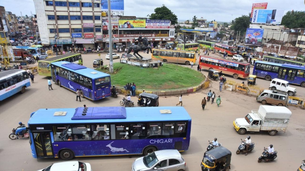 ಹುಬ್ಬಳ್ಳಿಯಲ್ಲಿ ಇಂದು ಗಾಳಿಯ ಗುಣಮಟ್ಟ 85ಕ್ಕೆ ಬಂದಿದೆ. ಇದರಿಂದ ಯಾವುದೇ ಅಪಾಯ ಇಲ್ಲ. ಇದು ಸಾಮಾನ್ಯವಾಗಿ ಅಲ್ಲಿರುವ ಗಾಳಿಯ ಮಟ್ಟವಾಗಿದೆ. ಈ ಜಿಲ್ಲೆ ದೊಡ್ಡದಾಗಿದ್ದರು. ಅಲ್ಲಿ ಅಷ್ಟೊಂದು ವಾಹನ ದಟ್ಟಣೆ ಇಲ್ಲ. 
