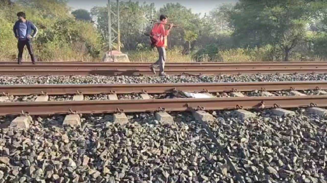 ಮನೆಯಲ್ಲಿ ದಂಪತಿ , ರೈಲ್ವೆ ಹಳಿಯಲ್ಲಿ ಇಬ್ಬರು ಪುತ್ರರು ಶವವಾಗಿ ಪತ್ತೆ ಮನೆಯಲ್ಲಿ ದಂಪತಿ , ರೈಲ್ವೆ ಹಳಿಯಲ್ಲಿ ಇಬ್ಬರು ಪುತ್ರರು ಶವವಾಗಿ ಪತ್ತೆ