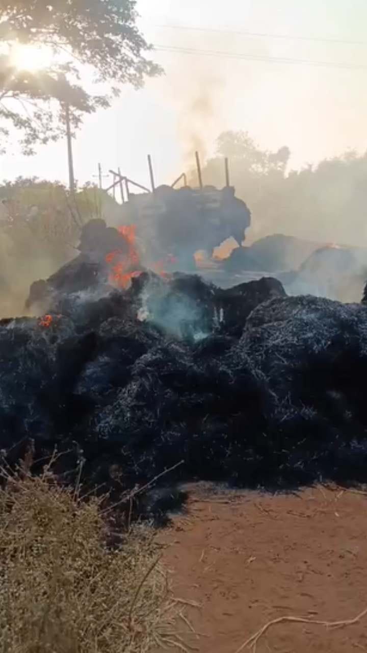 ಹೊತ್ತಿ ಉರಿದ ಹುಲ್ಲು ತುಂಬಿದ್ದ ಟ್ರ್ಯಾಕ್ಟರ್