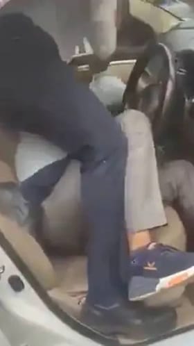 ಕಾರೊಳಗೆ ನುಗ್ಗಿ ಚಾಲಕನಿಗೆ ಹಿಗ್ಗಾಮುಗ್ಗ ಥಳಿಸಿದ ಟ್ರಾಫಿಕ್ ಪೊಲೀಸ್