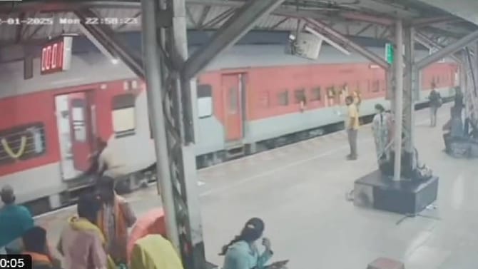 Video:ರೈಲನ್ನು ಹತ್ತಲು ಹೋಗಿ ಬಿದ್ದ ವೃದ್ಧರನ್ನು ರಕ್ಷಿಸಿದ ರೈಲ್ವೆ ಪೊಲೀಸ್
