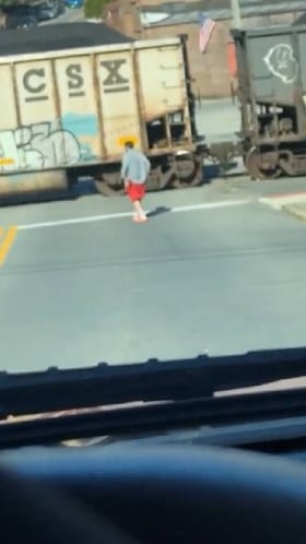 ಸ್ವಲ್ಪ ಆಚೀಚೆಯಾಗಿದ್ದರೂ ರೈಲಿನಡಿಗಾಗುತ್ತಿದ್ದ ಯುವಕ