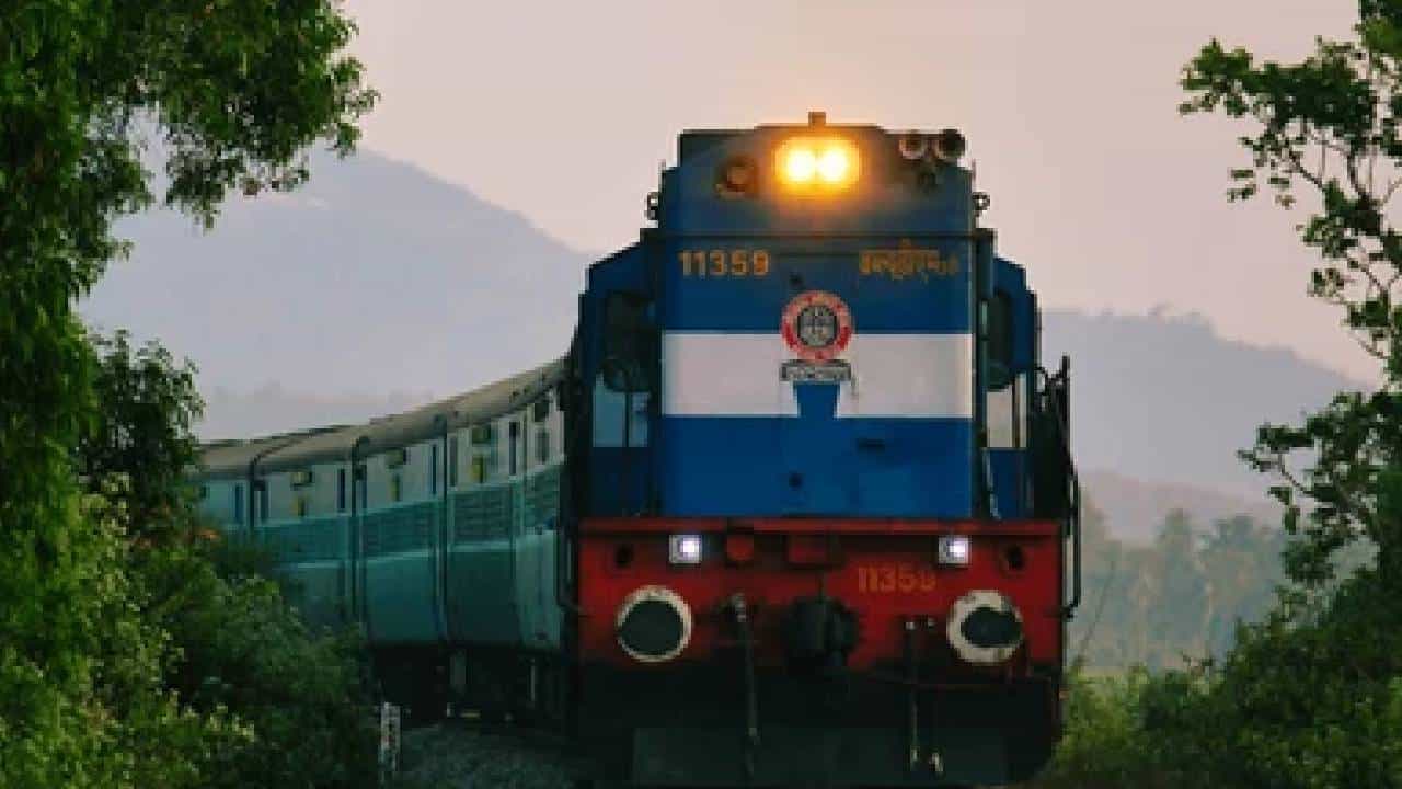 ಕೆಲಸದ ಸಮಯ ಮಿತಿಗೆ ರೈಲ್ವೆಯ ಲೋಕೋ ಪೈಲಟ್ಗಳ ಒತ್ತಾಯ ಕೆಲಸದ ಸಮಯ ಮಿತಿಗೆ ರೈಲ್ವೆಯ ಲೋಕೋ ಪೈಲಟ್ಗಳ ಒತ್ತಾಯ