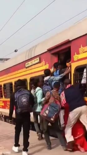 ತಾಯಿಯನ್ನು ಕಾಪಾಡಲು ಹೋಗಿ ರೈಲ್ವೆ  ಪ್ಲಾಟ್​​ಫಾರಂನಿಂದ ಕೆಳಗೆ ಬಿದ್ದ ಮಗ