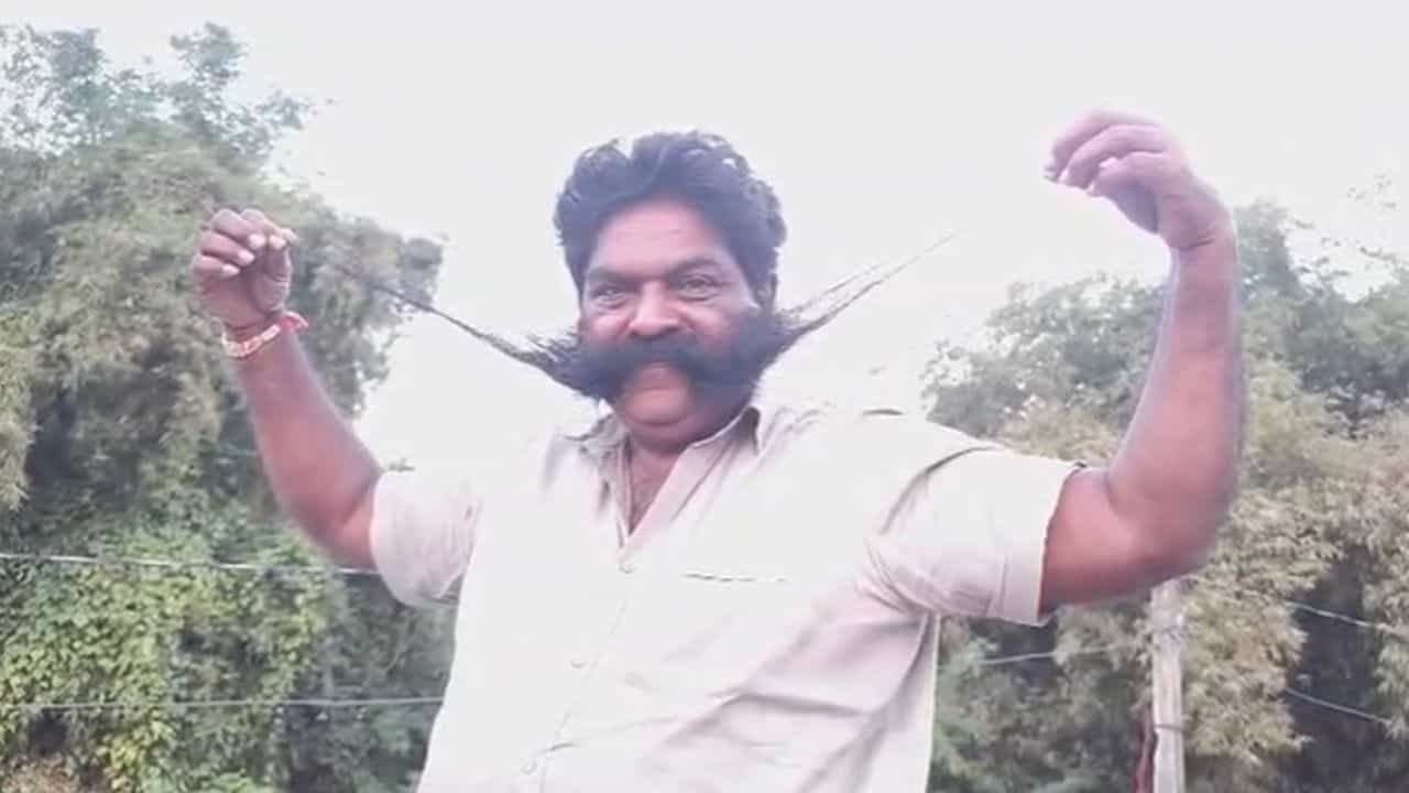 ಮೀಸೆಯಿಂದಲೇ ಫೇಮಸ್ ಈ ರೆಡ್ಡಿಯ್ಯ; ಈ ವ್ಯಕ್ತಿಯ ಉದ್ದನೆಯ ಮೀಸೆ ಹಿಂದಿದೆ ಈ ಗುಟ್ಟು ಮೀಸೆಯಿಂದಲೇ ಫೇಮಸ್ ಈ ರೆಡ್ಡಿಯ್ಯ; ಈ ವ್ಯಕ್ತಿಯ ಉದ್ದನೆಯ ಮೀಸೆ ಹಿಂದಿದೆ ಈ ಗುಟ್ಟು