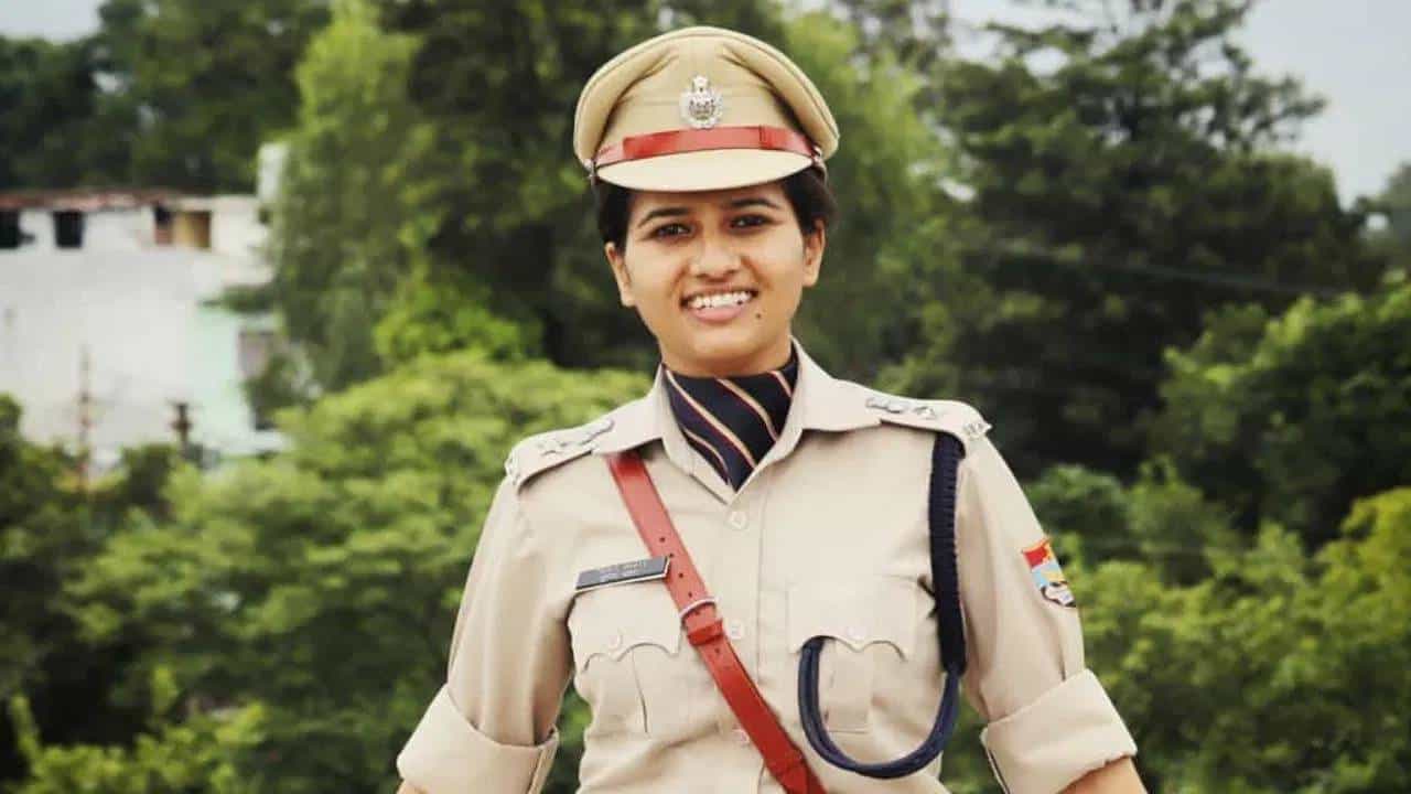 Success Story: ಐಪಿಎಸ್ ಅಧಿಕಾರಿಯಾಗಲು 15 ಸರ್ಕಾರಿ ಉದ್ಯೋಗ ತೊರೆದ ತೃಪ್ತಿ ಭಟ್; ಯಶಸ್ಸಿನ ಕಥೆ ಇಲ್ಲಿದೆ Success Story: ಐಪಿಎಸ್ ಅಧಿಕಾರಿಯಾಗಲು 15 ಸರ್ಕಾರಿ ಉದ್ಯೋಗ ತೊರೆದ ತೃಪ್ತಿ ಭಟ್; ಯಶಸ್ಸಿನ ಕಥೆ ಇಲ್ಲಿದೆ