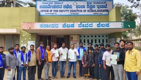 ಮಾಲೆ ಧರಿಸಿದ ಮಕ್ಕಳನ್ನು ಹೊರಹಾಕಿದ ಮುಖ್ಯ ಶಿಕ್ಷಕಿ