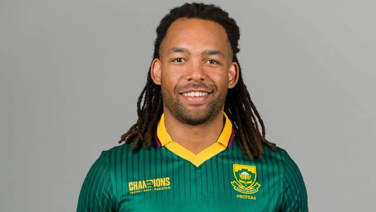 ಟೋನಿ ಡಿ ಝೋರ್ಝಿ: ಸೌತ್ ಆಫ್ರಿಕಾ ತಂಡದ ಸ್ಫೋಟಕ ದಾಂಡಿಗ ಟೋನಿ ಡಿ ಝೋರ್ಝಿ ಭಾರತದ ವಿರುದ್ಧದ 2ನೇ ಏಕದಿನ ಪಂದ್ಯದಲ್ಲಿ ಭರ್ಜರಿ ಬ್ಯಾಟಿಂಗ್ ಪ್ರದರ್ಶಿಸಿದ್ದರು. ಈ ಬ್ಯಾಟಿಂಗ್ ನಡುವೆ ಕಾಲು ನೋವಿಗೆ ಸಿಲುಕಿದ್ದ ಝೋರ್ಝಿ ಅರ್ಧದಲ್ಲೇ ಮೈದಾನ ತೊರೆದಿದ್ದರು. ಇದೀಗ ಅವರ ಸ್ಕ್ಯಾನಿಂಗ್ ರಿಪೋರ್ಟ್ ಬಂದಿದ್ದು, ಇದನ್ನು ಪರಿಶೀಲಿಸಿದ ವೈದ್ಯರು ಹೆಚ್ಚಿನ ವಿಶ್ರಾಂತಿ ಸೂಚಿಸಿದ್ದಾರೆ. ಹೀಗಾಗಿ 5 ಪಂದ್ಯಗಳ ಸರಣಿಯಿಂದ ಝೋರ್ಝಿ ಹೊರಗುಳಿದಿದ್ದಾರೆ.