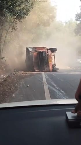 ಚಾಲಕನ ಹುಚ್ಚಾಟಕ್ಕೆ ಕ್ಯಾಂಟರ್​ ಪಲ್ಟಿ