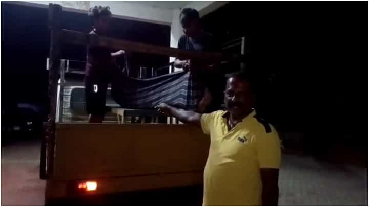 ಉಡುಪಿ: ಬಾರದ ಆಂಬ್ಯುಲೆನ್ಸ್, ಗೂಡ್ಸ್ ವಾಹನದಲ್ಲೇ ರೋಗಿಯ ಆಸ್ಪತ್ರೆಗೆ ಸಾಗಿಸಿದ ಕುಟುಂಬದವರು ಉಡುಪಿ: ಬಾರದ ಆಂಬ್ಯುಲೆನ್ಸ್, ಗೂಡ್ಸ್ ವಾಹನದಲ್ಲೇ ರೋಗಿಯ ಆಸ್ಪತ್ರೆಗೆ ಸಾಗಿಸಿದ ಕುಟುಂಬದವರು