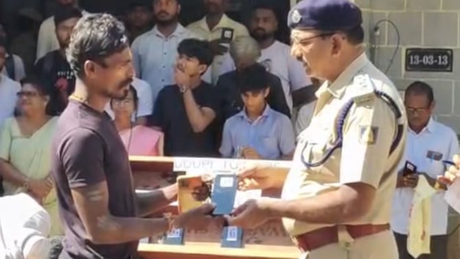 ಮೊಬೈಲ್ ಕಳೆದುಕೊಂಡವರ ಮುಖದಲ್ಲಿ ಸಂತಸ ತಂದ ಉಡುಪಿ ಪೊಲೀಸರು