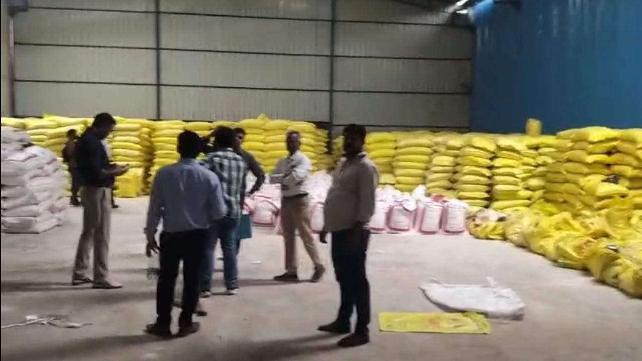 ರೈತರಿಗೆ ಸೇರಬೇಕಿದ್ದ ಯೂರಿಯಾ ಕಾಳಸಂತೆಯಲ್ಲಿ ಮಾರಾಟ: ಜಾಲ ಭೇದಿಸಿದ DRI ರೈತರಿಗೆ ಸೇರಬೇಕಿದ್ದ ಯೂರಿಯಾ ಕಾಳಸಂತೆಯಲ್ಲಿ ಮಾರಾಟ: ಜಾಲ ಭೇದಿಸಿದ DRI