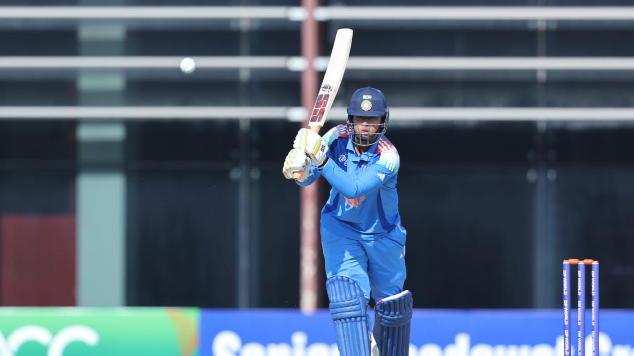 ಇನ್ನು ಈ ಪಂದ್ಯದಲ್ಲಿ ವೈಭವ್ ಒಂಬತ್ತು ಬೌಂಡರಿಗಳು ಮತ್ತು 14 ಸಿಕ್ಸರ್ಗಳನ್ನು ಬಾರಿಸುವ ಮೂಲಕ ವಿಶ್ವ ದಾಖಲೆಯನ್ನು ಸೃಷ್ಟಿಸಿದ್ದಾರೆ. ಇದಕ್ಕೂ ಮೊದಲು, ಯಾವುದೇ ಆಟಗಾರನು ಯೂತ್ ಏಕದಿನ ಪಂದ್ಯದಲ್ಲಿ ಹತ್ತು ಸಿಕ್ಸರ್ಗಳಿಗಿಂತ ಹೆಚ್ಚು ಬಾರಿಸಿರಲಿಲ್ಲ, ಆದರೆ ವೈಭವ್ ಸೂರ್ಯವಂಶಿ 14 ಸಿಕ್ಸರ್ಗಳೊಂದಿಗೆ ಈ ದಾಖಲೆಯನ್ನು ಮುರಿದಿದ್ದಾರೆ. ಇದಲ್ಲದೆ, ವೈಭವ್ ಸೂರ್ಯವಂಶಿ ಯೂತ್ ಏಕದಿನ ಪಂದ್ಯದಲ್ಲಿ 150 ರನ್ ಬಾರಿಸಿದ ಏಳನೇ ಭಾರತೀಯ ಆಟಗಾರ ಎನಿಸಿಕೊಂಡರು.