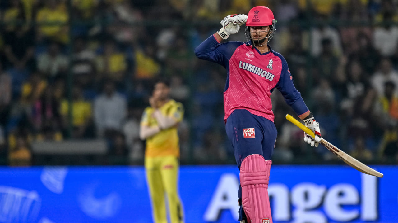 ಮೇಲೆ ಹೇಳಿದಂತೆ ರಾಜಸ್ಥಾನ ಐಪಿಎಲ್ ಹರಾಜಿನಲ್ಲಿ ವೈಭವ್ ಅವರನ್ನು ಖರೀದಿಸಿದಾಗ ಅವರ ವಯಸ್ಸು ಕೇವಲ 13 ವರ್ಷವಾಗಿತ್ತು. ಈ ಮೂಲಕ ಐಪಿಎಲ್ ಇತಿಹಾಸದಲ್ಲಿ ಖರೀದಿಸಿದ ಅತ್ಯಂತ ಕಿರಿಯ ಕ್ರಿಕೆಟಿಗ ಎನಿಸಿಕೊಂಡಿದ್ದ ವೈಭವ್, ಇದರ ನಂತರ 14 ನೇ ವಯಸ್ಸಿನಲ್ಲಿ ಐಪಿಎಲ್‌ಗೆ ಪಾದಾರ್ಪಣೆ ಮಾಡಿ, ಐಪಿಎಲ್‌ಗೆ ಪಾದಾರ್ಪಣೆ ಮಾಡಿದ ಅತ್ಯಂತ ಕಿರಿಯ ಆಟಗಾರ ಎನಿಸಿಕೊಂಡರು.
