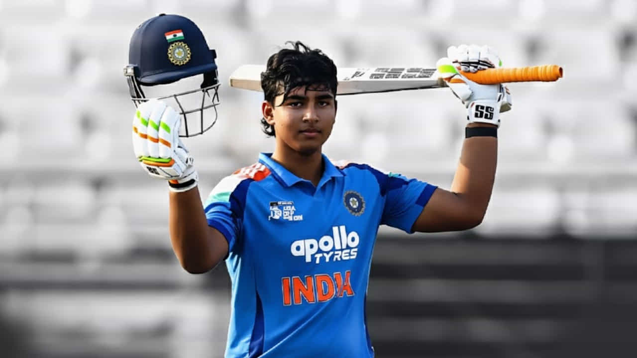 ವೈಟ್ ಬಾಲ್ ಕ್ರಿಕೆಟ್ ನಲ್ಲಿ ಯುವ ದಾಂಡಿಗ ವೈಭವ್ ಸೂರ್ಯವಂಶಿ (Vaibhav Suryavanshi) ಆರ್ಭಟ ಮುಂದುವರೆದಿದೆ. ಇಷ್ಟು ದಿನ ಟಿ೨೦ ಕ್ರಿಕೆಟ್ನಲ್ಲಿ ಅಬ್ಬರಿಸುತ್ತಿದ್ದ ವೈಭವ್ ಇದೀಗ ಏಕದಿನ ಕ್ರಿಕೆಟ್ನಲ್ಲಿ ಸಿಡಿಲಬ್ಬರ ಶುರು ಮಾಡಿದ್ದಾರೆ. ಈ ಸಿಡಿಲಬ್ಬರದೊಂದಿಗೆ ವಿಶ್ವ ದಾಖಲೆಯನ್ನು ಸಹ ನಿರ್ಮಿಸಿದ್ದಾರೆ.