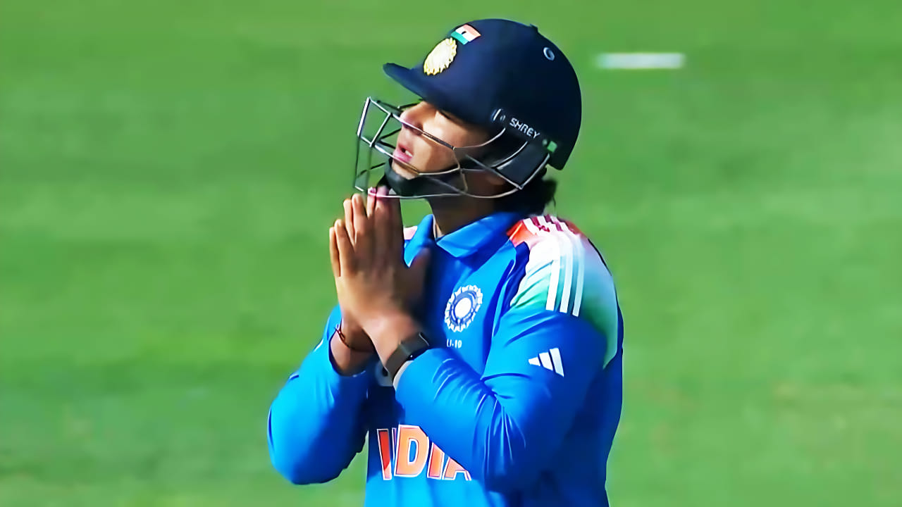 ಇದಕ್ಕೂ ಮುನ್ನ ಯುಎಇ ವಿರುದ್ಧ ನಡೆದ ಪಂದ್ಯದಲ್ಲಿ ವೈಭವ್ ಭರ್ಜರಿ ಬ್ಯಾಟಿಂಗ್ ಪ್ರದರ್ಶಿಸಿದ್ದರು. ಈ ಪಂದ್ಯದಲ್ಲಿ 95 ಎಸೆತಗಳನ್ನು ಎದುರಿಸಿದ್ದ ಯುವ ಎಡಗೈ ದಾಂಡಿಗ 14 ಸಿಕ್ಸ್ ಹಾಗೂ 9 ಫೋರ್ಗಳೊಂದಿಗೆ 171 ರನ್ ಬಾರಿಸಿದ್ದರು. ಈ ಮೂಲಕ ಅಂಡರ್-19 ಪಂದ್ಯದಲ್ಲಿ ಅತ್ಯಧಿಕ ಸಿಕ್ಸ್ ಸಿಡಿಸಿದ ವಿಶ್ವ ದಾಖಲೆ ನಿರ್ಮಿಸಿದ್ದರು.