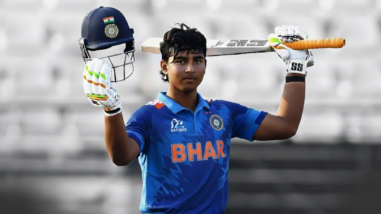 ಈ ಪಂದ್ಯದಲ್ಲಿ ಆಕ್ರಮಣಕಾರಿ ಬ್ಯಾಟಿಂಗ್ ಪ್ರದರ್ಶಿಸಿದ್ದ ವೈಭವ್ ಸೂರ್ಯವಂಶಿ ಕೇವಲ 54  ಎಸೆತಗಳಲ್ಲಿ 150 ರನ್​ಗಳು ಮೂಡಿಬಂತು. ಈ ಮೂಲಕ ಲಿಸ್ಟ್​ ಎ ಕ್ರಿಕೆಟ್​ ಅತೀ ವೇಗವಾಗಿ 150 ರನ್ ಸಿಡಿಸಿದ ಬ್ಯಾಟರ್ ಎನಿಸಿಕೊಂಡಿದ್ದರು. ಇದೀಗ ಮತ್ತೊಮ್ಮೆ ಸ್ಫೋಟಕ ಬ್ಯಾಟಿಂಗ್​ನೊಂದಿಗೆ ಯುವ ದಾಂಡಿಗ ಎಲ್ಲರ ಗಮನ ಸೆಳೆದಿದ್ದಾರೆ.