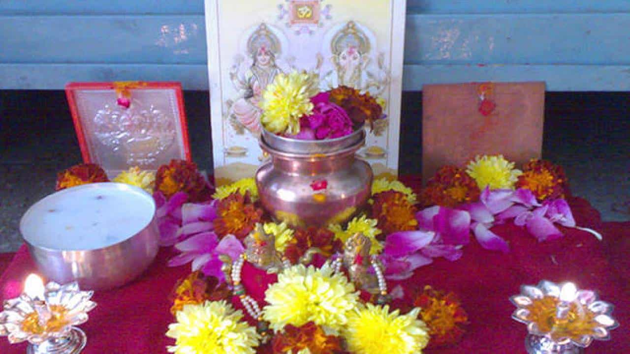 Vaibhava Lakshmi Vrat: ವಿವಾಹದಲ್ಲಿ ಅಡೆತಡೆ ಅಥವಾ ವಿಳಂಬವಾಗುತ್ತಿದೆಯೇ? ಜ್ಯೋತಿಷ್ಯ ಪರಿಹಾರ ಇಲ್ಲಿದೆ Vaibhava Lakshmi Vrat: ವಿವಾಹದಲ್ಲಿ ಅಡೆತಡೆ ಅಥವಾ ವಿಳಂಬವಾಗುತ್ತಿದೆಯೇ? ಜ್ಯೋತಿಷ್ಯ ಪರಿಹಾರ ಇಲ್ಲಿದೆ