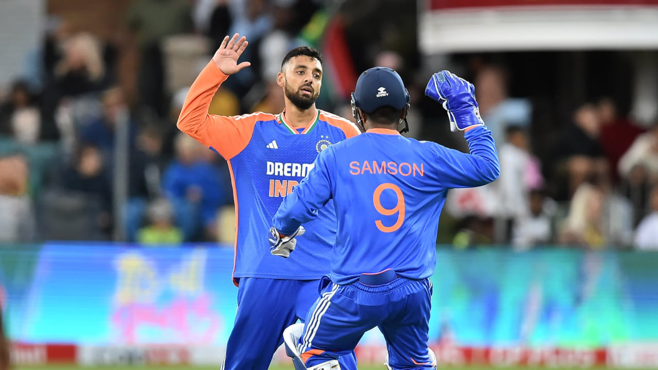 ಡಿಸೆಂಬರ್ 17 ರ ಬುಧವಾರ ಬಿಡುಗಡೆಯಾದ ಇತ್ತೀಚಿನ ಐಸಿಸಿ ಶ್ರೇಯಾಂಕದಲ್ಲಿ ನಂಬರ್ 1 ಸ್ಥಾನದಲ್ಲಿ ವರುಣ್ ಚಕ್ರವರ್ತಿ ಮುಂದುವರೆದಿದ್ದಾರೆಯಾದರೂ ರೇಟಿಂಗ್​ನಲ್ಲಿ ಏರಿಕೆ ಕಂಡುಬಂದಿದೆ. ಕಳೆದ ವಾರ ದಕ್ಷಿಣ ಆಫ್ರಿಕಾ ವಿರುದ್ಧ ನಡೆದ ಎರಡು ಟಿ20 ಪಂದ್ಯಗಳಲ್ಲಿ ಚಕ್ರವರ್ತಿ ತಲಾ 2 ವಿಕೆಟ್‌ಗಳನ್ನು ಕಬಳಿಸಿದ್ದರು. ಇದರ ಫಲವಾಗಿ ಅವರಿಗೆ 36 ರೇಟಿಂಗ್​ ಅಂಕಗಳು ಹೆಚ್ಚುವರಿಯಾಗಿ ಸಿಕ್ಕಿವೆ.