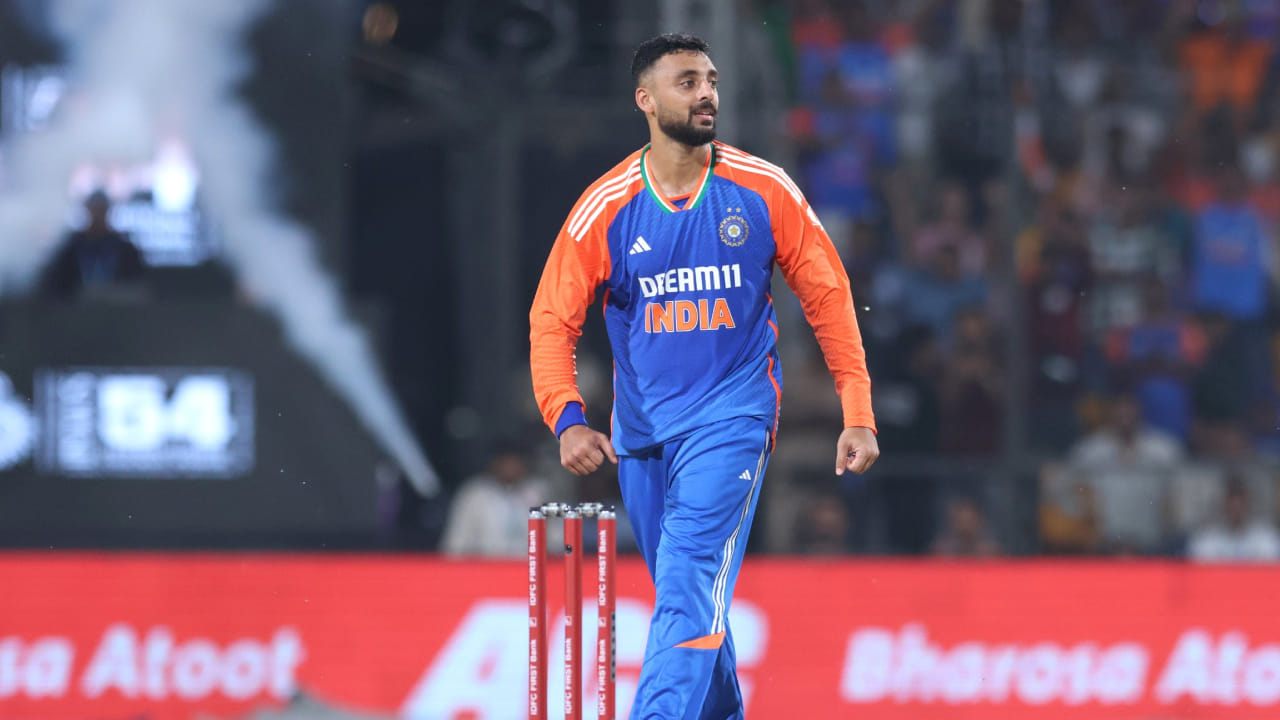 2017 ರಲ್ಲಿ 783 ರೇಟಿಂಗ್ ಪಾಯಿಂಟ್​ನೊಂದಿಗೆ ಜಸ್ಪ್ರೀತ್ ಬುಮ್ರಾ ಭಾರತದ ಪರ ಈ ಸಾಧನೆ ಮಾಡಿದ ಮೊದಲ ಬೌಲರ್ ಎನಿಸಿಕೊಂಡಿದ್ದರು. ಇದೀಗ ವರುಣ್ 800 ಅಂಕಗಳ ಗಡಿಯನ್ನು ದಾಟಿದ್ದಾರೆ. ಈ ಮೂಲಕ ವರುಣ್ ಚಕ್ರವರ್ತಿ ಟಾಪ್ -10 ಬೌಲರ್‌ಗಳ ಪಟ್ಟಿಯಲ್ಲಿ ಸ್ಥಾನ ಪಡೆದ ಮೊದಲ ಭಾರತೀಯ ಬೌಲರ್‌ ಎನಿಸಿಕೊಂಡಿದ್ದಾರೆ.