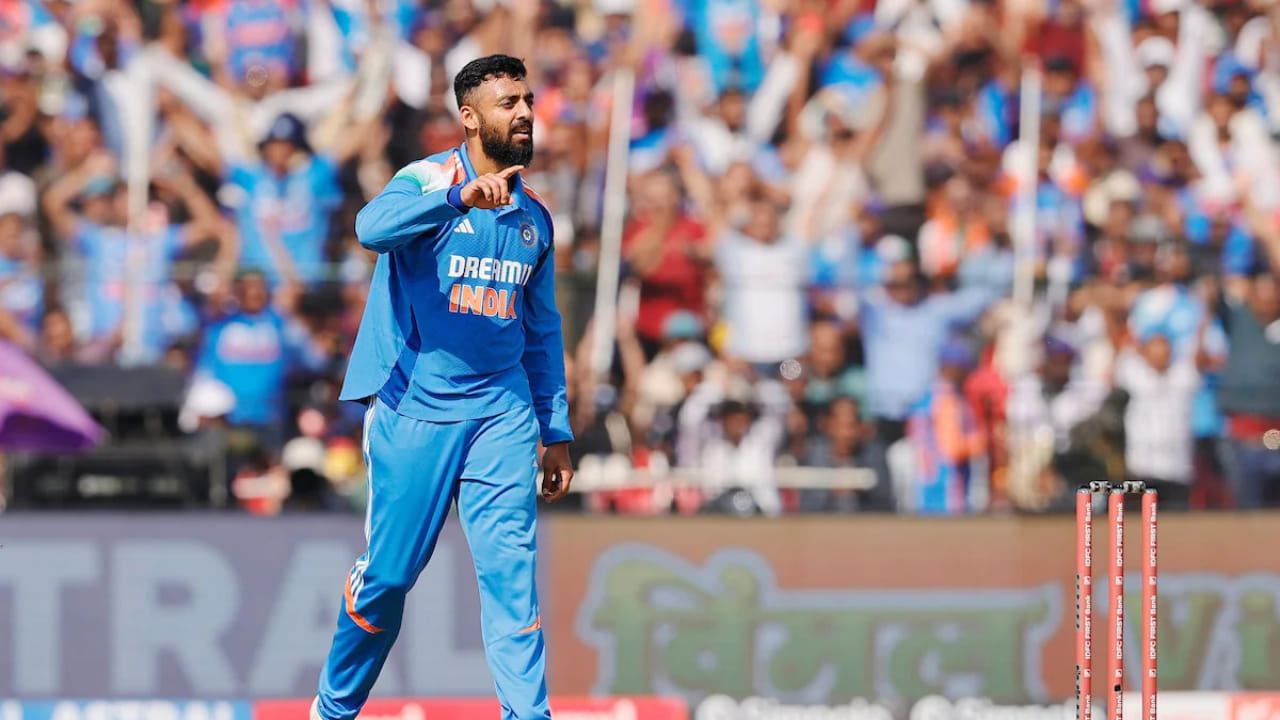 ಪ್ರಸ್ತುತ ಐಸಿಸಿ ಟಿ20 ಶ್ರೇಯಾಂಕದಲ್ಲಿ ವರುಣ್ ಚಕ್ರವರ್ತಿ ನಂತರದಲ್ಲಿರುವ ನ್ಯೂಜಿಲೆಂಡ್‌ನ ಜಾಕೋಬ್ ಡಫಿ 699 ರೇಟಿಂಗ್ ಹೊಂದಿದ್ದಾರೆ. ಚಕ್ರವರ್ತಿ ಮತ್ತು ಡಫಿ ನಡುವೆ 119 ರೇಟಿಂಗ್ ಪಾಯಿಂಟ್‌ಗಳ ವ್ಯತ್ಯಾಸವಿದೆ. ಪ್ರಸ್ತುತ ಟಿ20 ಶ್ರೇಯಾಂಕದಲ್ಲಿ ಅಗ್ರ 10 ರಲ್ಲಿರುವ ಏಕೈಕ ಭಾರತೀಯ ಚಕ್ರವರ್ತಿ. ದಕ್ಷಿಣ ಆಫ್ರಿಕಾ ವಿರುದ್ಧದ ಪ್ರಸ್ತುತ ಸರಣಿಯಿಂದ ಹೊರಗುಳಿದಿರುವ ಅಕ್ಷರ್ ಪಟೇಲ್ 636 ರೇಟಿಂಗ್‌ನೊಂದಿಗೆ 13 ನೇ ಸ್ಥಾನದಲ್ಲಿದ್ದಾರೆ.