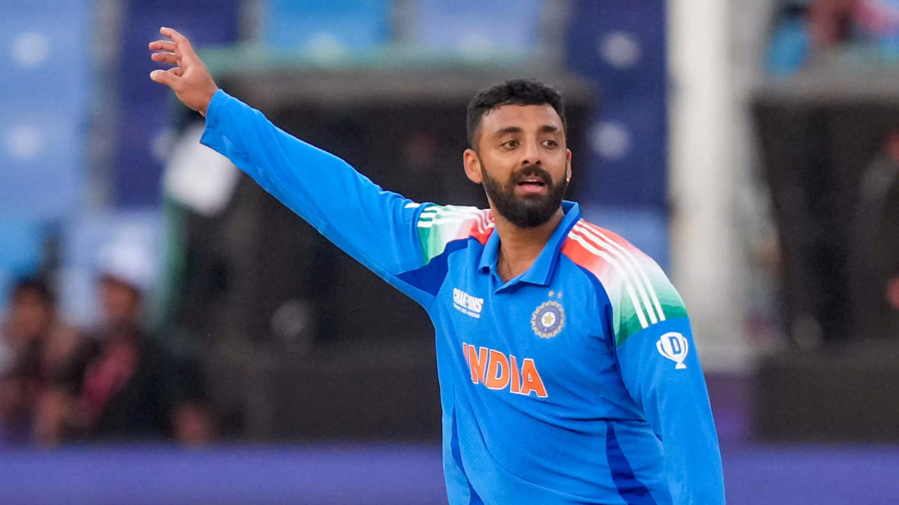 ವರುಣ್ ಚಕ್ರವರ್ತಿ ಕೂಡ ಟಿ20 ಬೌಲರ್​ಗಳ ಶ್ರೇಯಾಂಕದಲ್ಲಿ ನಂ. 1 ಸ್ಥಾನದಲ್ಲಿದ್ದಾರೆ. ಆದರೆ ದಕ್ಷಿಣ ಆಫ್ರಿಕಾ ವಿರುದ್ಧ ಅವರ ಅದ್ಭುತ ಪ್ರದರ್ಶನದ ಹೊರತಾಗಿಯೂ, ಅವರು 14 ರೇಟಿಂಗ್ ಅಂಕಗಳನ್ನು ಕಳೆದುಕೊಂಡಿದ್ದಾರೆ. ವರುಣ್ ಅವರ ರೇಟಿಂಗ್ಸ್​ 818 ರಿಂದ 804 ಕ್ಕೆ ಕುಸಿದಿದೆ. ಆದಾಗ್ಯೂ, ವರುಣ್ ಮತ್ತು ನಂ. 2 ಬೌಲರ್ ಜಾಕೋಬ್ ಡಫಿ ನಡುವೆ ಗಮನಾರ್ಹ ಅಂತರವಿದ್ದು, ವರುಣ್ ನಂ.1 ಸ್ಥಾನ ಕೆಲ ದಿನಗಳವರೆಗೆ ಮುಂದುವರೆಯಲಿದೆ.