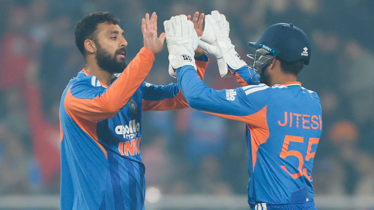 ಟೀಂ ಇಂಡಿಯಾದ ಸ್ಟಾರ್ ಸ್ಪಿನ್ನರ್ ವರುಣ್ ಚಕ್ರವರ್ತಿ ಪ್ರಸ್ತುತ ಟಿ20 ಕ್ರಿಕೆಟ್‌ನಲ್ಲಿ ತಮ್ಮದೇ ಛಾಪು ಮೂಡಿಸುತ್ತಿದ್ದಾರೆ. ಕಡಿಮೆ ಅವಧಿಯಲ್ಲೇ ಚುಟುಕು ಮಾದರಿಯಲ್ಲಿ ನಿರಂತರವಾಗಿ ಉತ್ತಮ ಪ್ರದರ್ಶನ ನೀಡುತ್ತಿದ್ದಾರೆ. ಇದರ ಫಲವಾಗಿ ಐಸಿಸಿ ಟಿ20 ಶ್ರೇಯಾಂಕದಲ್ಲಿಯೂ ಅವರು ನಂಬರ್ 1 ಸ್ಥಾನದಲ್ಲಿದ್ದಾರೆ.